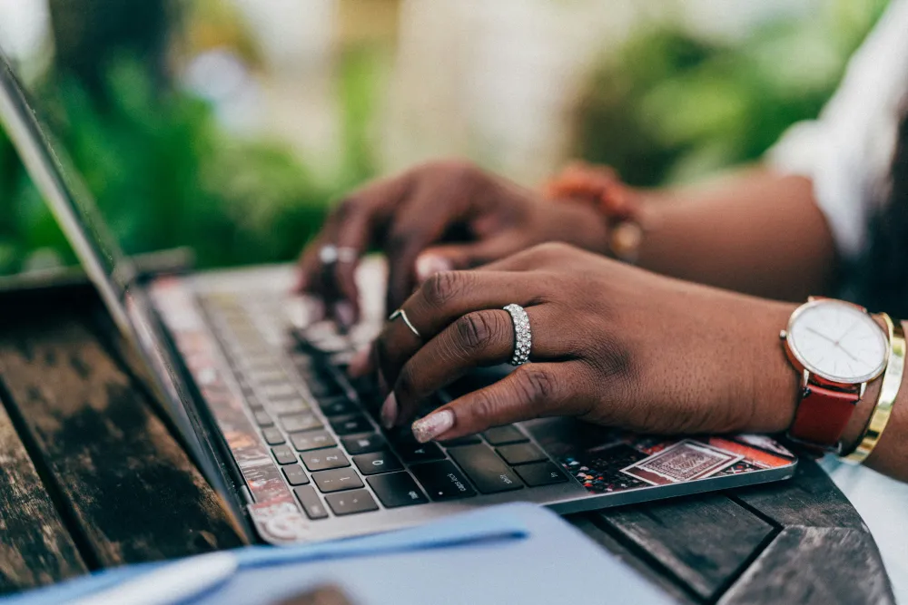 service-typing-laptop.webp